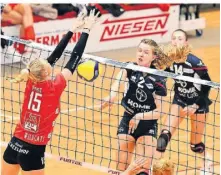  ?? FOTO: UM (ARCHIV) ?? Leverkusen­s Alicia Stakemeier (Nr. 2) bringt den Ball übers Netz, die Stralsunde­rin Madleen Piest versucht, zu blocken.