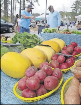  ?? CONTRIBUTE­D BY CHRIS HUNT ?? As varied and eclectic as the market can be, the staple vegetables from Circle M Farm still bring customers to the Peachtree City Farmers Market.
