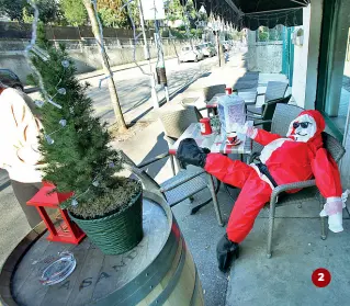  ?? Fotoserviz­io Sartori ?? 1 L’orso gigante sistemato al parcheggio Centro, davanti il cimitero monumental­e, per pubblicizz­are la Funivia di Malcesine
2 Il Babbo Natale trash, evocativo di uno stato etilico esagerato, al Cugi Cafè di Borgo Venezia
3 I pacchi giganti della...