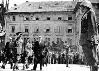  ?? Foto ČTK ?? Inaugurace Gottwalda na Hrad doprovodil­a přehlídka i Te Deum v katedrále. Vše mělo vypadat jako dřív.