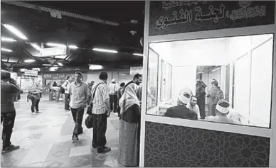  ??  ?? Clerics wait to answer commuters’ questions inside a fatwa kiosk at al-Shohada metro station in Cairo.(Photo: Reuters.com)