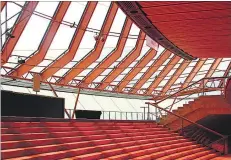  ?? [ APA/AFP/PETER PARKS] ?? 14 Jahre zog sich der Bau des Sydney Opera House hin, nach Baubeginn 1959 schmiss Architekt Jørn Utzon (links) nach sieben Jahren entnervt alles hin. Eröffnet wurde das geniale Gebäude 1973.