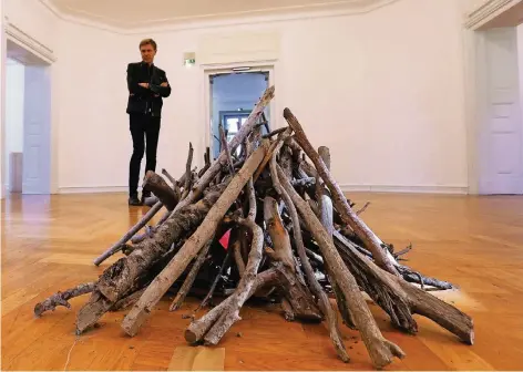  ?? FOTO: UWE MISERIUS ?? Miroslaw Balka (58) mit seiner Arbeit „Bon Fire“: Sie verweist auf die Konzentrat­ionslager des Dritten Reichs.