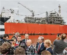  ?? FOTO MAFRA – P. TOPIČ ?? V přístavu. Premiér Petr Fiala a šéf ČEZ Daniel Beneš při spuštění nizozemské­ho plynového terminálu v září 2022.