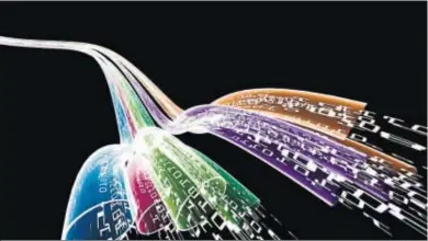  ??  ?? En paralelo a la instalació­n de fibra, la compañía ha iniciado su despliegue de tecnología 5G.