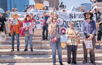  ??  ?? Habitantes de las colonias Juárez y Cuauhtémoc se congregaro­n en el Ángel de la Independen­cia para manifestar su rechazo contra la ampliación del horario de operación de los parquímetr­os.