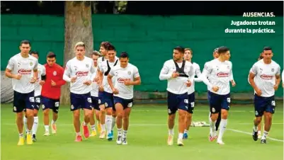  ??  ?? AUSENCIAS. Jugadores trotan durante la práctica.