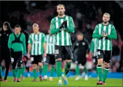  ?? ?? Los jugadores del Betis, desolados, aplauden a su afición.