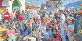  ?? PTI & WASEEM ANDRABI /HT ?? People stage a protest at Bhaderwah in Doda district on Friday; and (below) paramilita­ry personnel patrol during a shutdown in Srinagar.