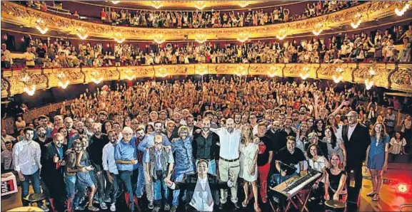  ?? ROSER VILALLONGA ?? El equipo de RAC1 durante la presentaci­ón de la nueva programaci­ón el verano pasado en el Gran Teatre del Liceu