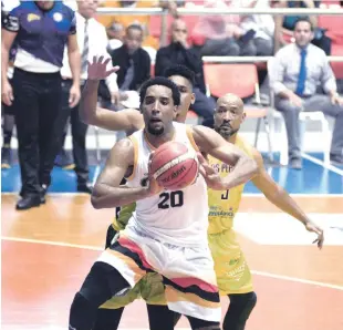  ?? FUENTE EXTERNA ?? Juan Guerrero del (GUG) es el líder en puntos del torneo de baloncesto superior de Santiago.