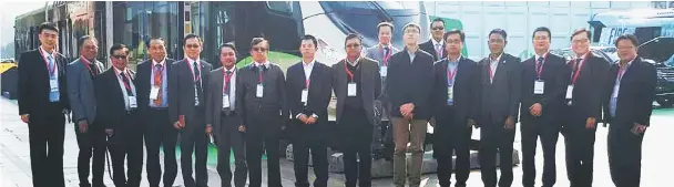  ??  ?? A group photo in front of a hydrogen train manufactur­ed by CRRC.