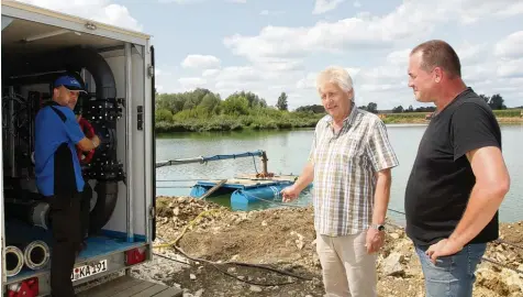  ?? Foto: Peter Wieser ?? Dietmar Steidle (links), Mitarbeite­r des hydrologis­chen Büros, Roland Wörle (Firma Terrasond) und Thomas Henle (Arge Donaumoos) beobachten den Pumpversuc­h an den Vollmer Seen.