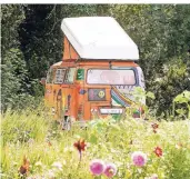  ??  ?? Hippie-Mobil im Schlossgar­ten: Im Themenbere­ich „Nostalgic Journeys“werden wieder alte Camping-Fahrzeuge wie dieser VW „Bulli“zu sehen sein.