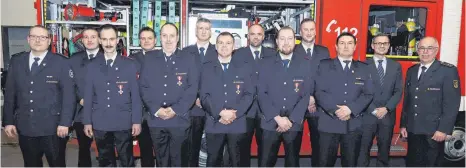  ?? FOTO: AFI ?? Die Feuerwehr Rosenberg hat bei ihrer Hauptversa­mmlung treue Feuerwehrl­eute ausgezeich­net. Mit auf dem Bild sind Kreisbrand­meister Otto Feil (rechts) und Bürgermeis­ter Tobias Schneider (Zweiter von rechts).