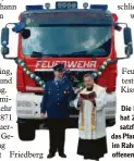  ??  ?? Die Feuerwehr Kissing hat 2018 ein neues Einsatzfah­rzeug erhalten, das Pfarrer Alfredo Quintero im Rahmen eines Tages der offenen Tür segnete.