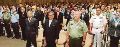  ?? [FOTO SAIFULLIZA­N TAMADI/BH] ?? Mohamad Sabu pada Majlis Penyampaia­n Anugerah Perkhidmat­an Cemerlang serta Pingat Perkhidmat­an dan Pekerti Terbilang 2019 Kementeria­n Pertahanan di Kuala Lumpur, semalam.