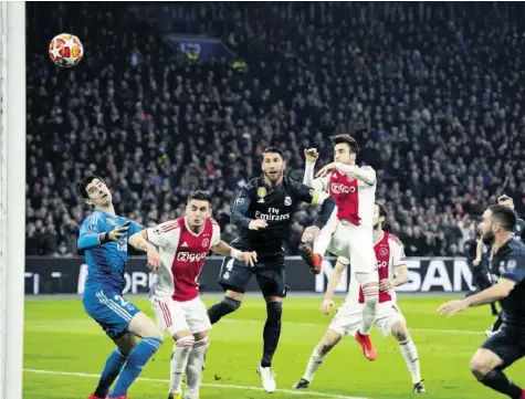  ?? AFP ?? Das vermeintli­che 1:0 für Ajax: Nicolas Tagliafico trifft per Kopf über Real-Goalie Courtois, doch Dusan Tadic (2.v.l.) steht im Abseits.