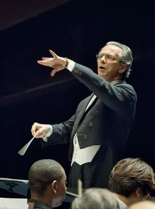  ??  ?? Il maestro Fabio Luisi e a sinistra l’Orchestra del Maggio Musicale Fiorentino