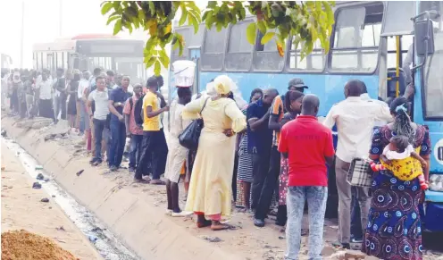  ?? Photo: Ikechukwu Ibe ?? Commuters queue to board a commercial bus from Nyanya to Abuja city centre yesterday