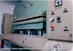  ??  ?? La presse 7 tonnes comprimera les pièces carbone pendant une heure à 130 bars.