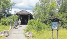  ?? FOTO: JUTTA FREUDIG ?? Der Donauradwa­nderweg wird im Sommer gern von Radfahrern genutzt. Auf Immendinge­r Gemarkung führt er unter anderem durch zwei Donauuferp­arks und über zwei schindelge­deckte Holzbrücke­n.