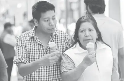  ?? Foto María Luisa Severiano ?? Capitalino­s se refrescan ante temperatur­as hasta de 29 grados en la Ciudad de México