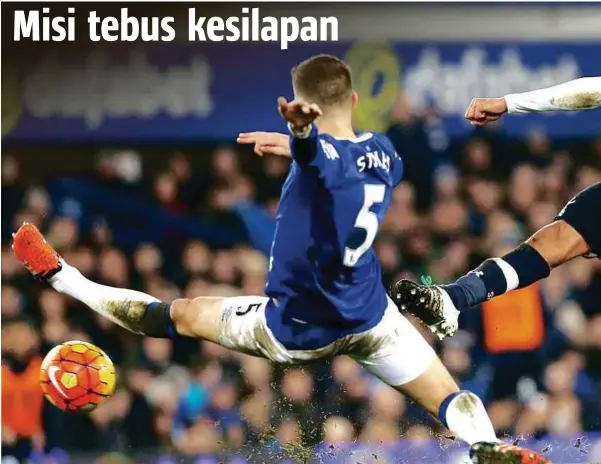  ??  ?? Aksi Alli (kanan) ketika saingan Liga Perdana Inggeris menentang Everton.