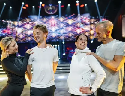  ?? BILD: PONTUS LUNDAHL ?? Hampus Hedström och Charlotte Kalla med sina danspartne­rs Ines Stefanescu och Tobias Karlsson gör upp om vinsten i ”Let's dance”.