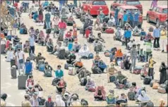  ?? PTI ?? ■
Migrants from Bihar wait to board a Shramik Special train in Bhopal on Tuesday.