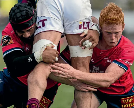  ?? PHILLIP ROLLO/STUFF ?? Makos players Jordan Taufua, left, and Finlay Christie demonstrat­e the sort of defence that will be needed to gain victory against Auckland in Nelson on Sunday.