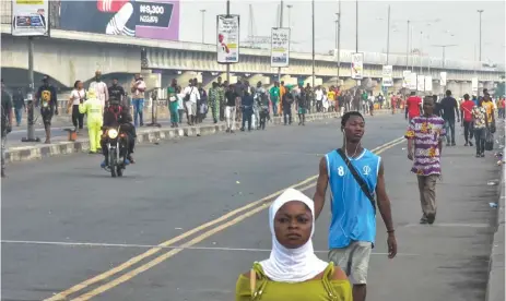  ?? ?? People trekking from Coastain to CMS, on Eko Bridge, due to the repair and traffic diversion on the bridge in Lagos.