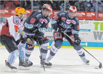  ?? FOTO: DIREVI ?? Die Schwenning­er Wild Wings, von rechts Istvan Bartalis und Mirko Höfflin, erwischten gegen Bremerhave­n, links Wade Bergman, einen schlechten Tag und verloren 1:4.