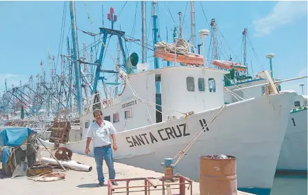  ??  ?? Los altos costos de los combustibl­es para las embarcacio­nes también afectan la actividad pesquera de altamar y la ribereña, afirman camaronero­s.