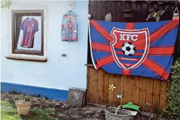  ?? FOTOS (3): LÖHR ?? Stephan Beier hat sein Haus im Gartenbauv­erein Kirschen Bueschgen mit KFC-Utensilien geschmückt.