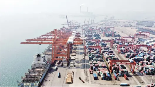  ??  ?? As an important result of the demand for Asia-Pacific regional integratio­n, the RCEP, when coming into effect, will accelerate the process of regional economic cooperatio­n. Photo shows Qinzhou Port of China (Guangxi) Pilot Free Trade Zone.