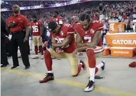  ?? FOTO: AP PHOTO/MARCIO JOSE SANCHEZ, FILE ?? ■
Colin Kaepernick (nummer 7) började knäböja inför amerikansk­a fotbollsma­tcher i september 2016. Ett halvår senare fick han lämna sin klubb San Francisco 49ers och har inte spelat i NFL sedan dess. Arkivbild.