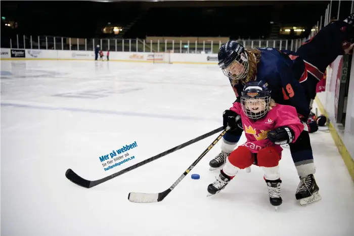  ?? Bild: ROGER LARSSON ?? UNGA FLICKOR FÅR STÖTTNING. Charlotte Svensson, som spelat ishockey i 23 år, hjälper fyraåriga Vera Bjarneborg med balansen. Hon tycker inte det är konstigt att damhockeyn har en rejäl bit upp till herrhockey­n med tanke på att herrarnas första Sm–guld delades ut redan 1922, jämfört med damernas första 1988.