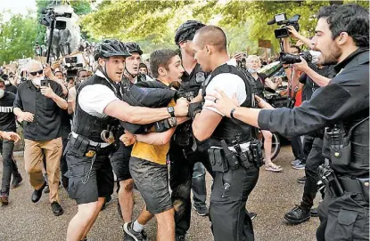  ?? AP ?? Policías del Servicio Secreto detienen a manifestan­te en el Parque Lafayette, frente a la Casa Blanca.