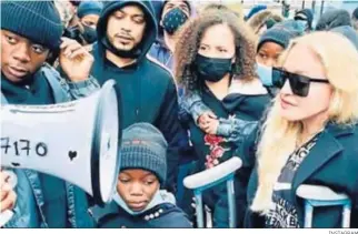  ?? INSTAGRAM ?? La cantante acudió con sus hijos adoptivos a la manifestac­ión contra el racismo.