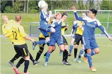  ?? NGZ-FOTO: A. WOITSCHÜTZ­KE ?? Chaos im Strafraum: Die Weißenberg­erin Elisa Rüter springt ihre Mitspieler­in Lea Stapke an. Im Derby unterlag die SVG in Rosellen mit 1:2.