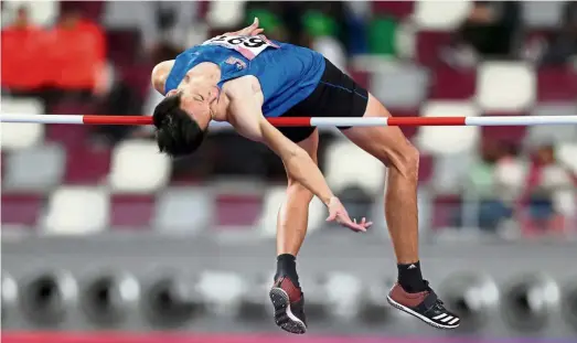  ?? — AFP ?? Making it look
easy: Lee Hup Wei barely broke a sweat with his winning leap of 2.20m in the high jump event of the Thailand Open Track and Field Championsh­ips at the Suphachala­sai National Stadium in Bangkok yesterday.