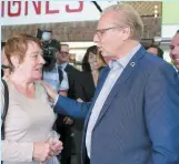  ?? PHOTO PATRICK BELLEROSE ?? Le chef du PQ, Jean-françois Lisée, rencontran­t une cliente d’un marché de La Prairie, hier.