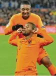  ?? Foto: afp ?? Georginio Wijnaldum (vorne) feiert mit Steven Bergwijn seinen Treffer für die Niederland­e.