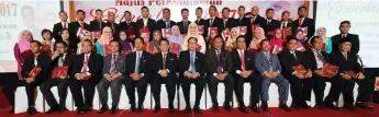  ??  ?? Dato’ Sri Ismail Sabri Yaakob (duduk, tujuh kanan) bergambar bersama sebahagian daripada penerima Anugerah Perkhidmat­an Cemerlang KKLW Zon Sarawak.