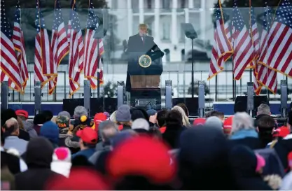  ?? FOTO: BRENDAN SMIALOWSKI/LEHTIKUVA-AFP ?? I det här fotot taget den 6 januari 2021 talar USA:s president Donald Trump till sina supportrar nära Vita huset i
■ Washington, DC. Utredninge­n av fjolårets angrepp på Kapitolium av en mobb av Trumps anhängare går in i en ny fas, med två veckors utfrågning­ar planerade att starta den 9 juni 2022.