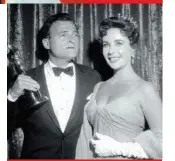  ??  ?? La actriz asiste a la ceremonia 29 de los Premios Oscar con su tercer esposo, Mike Todd (1957).