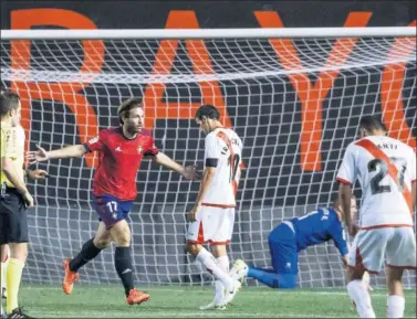  ??  ?? 0-3. Xisco celebra su segundo gol y el tercero de Osasuna ante la desesperac­ión de Trashorras y Comesaña.