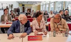  ?? FOTO: ROLF RUPPENTHAL ?? Im Beisein von Sahra Wagenknech­t, Oskar Lafontaine (links) und Jochen Flackus (rechts) gründete sich der saarländis­che BSW-Landesverb­and.