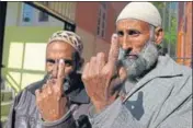  ??  ?? Sarpanches showing the indelible ink after casting their votes at a polling station in Chek Dara on the outskirts of Srinagar on Thursday. WASEEM ANDRABI/HT